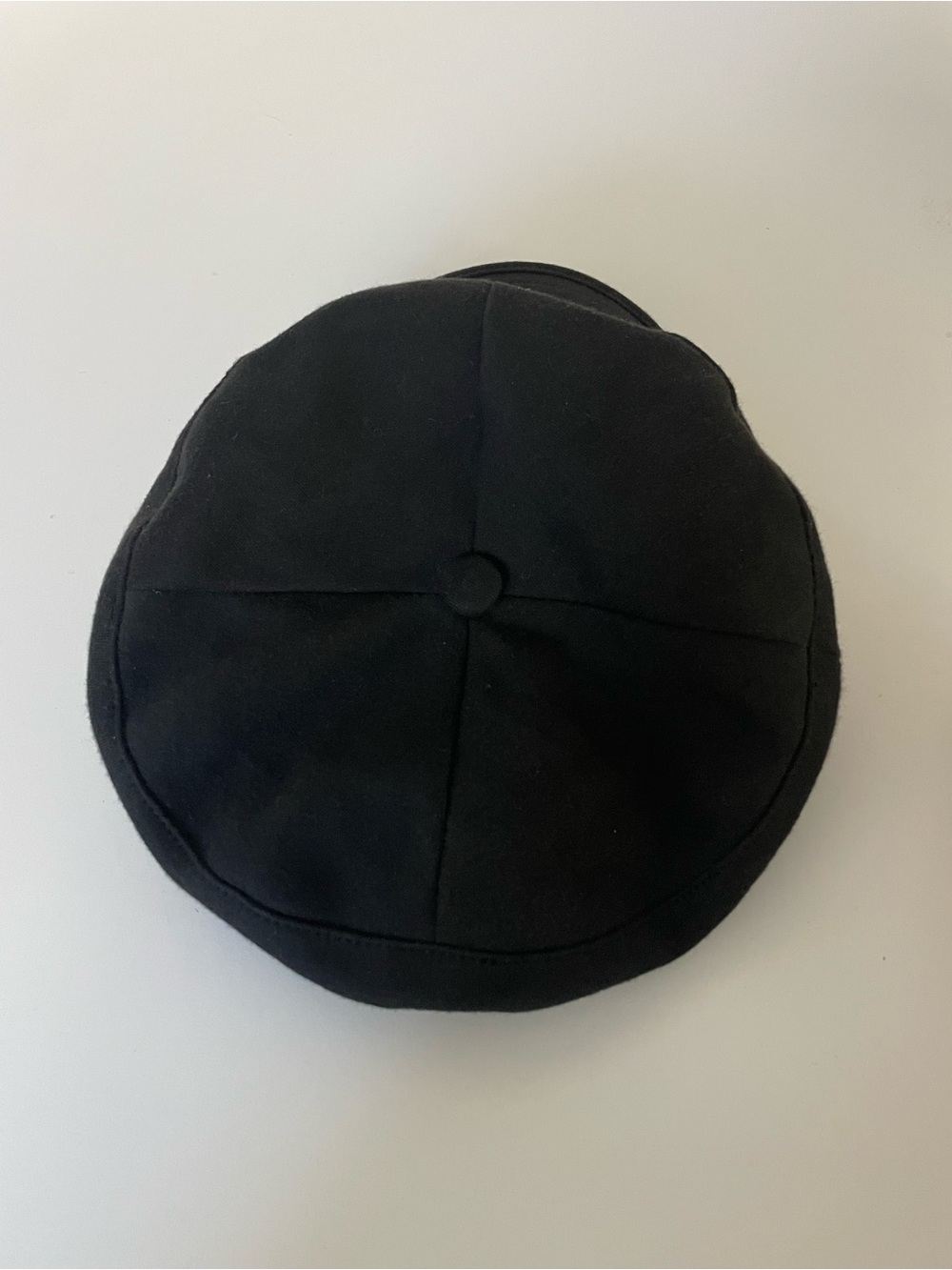 White Chocoolate black newsboy cap with elastic back strap - Picture 2 of 5